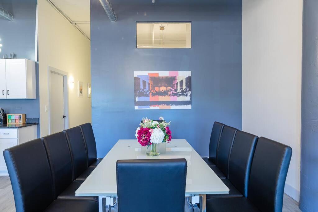 Apartment Group-Friendly 5Br Suite Sleeps 12 With Billiards, Optional Parking And Gym Access Near Mccormick Place And Soldier Field *