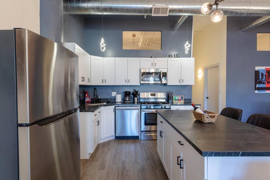 Group-Friendly 5Br Suite Sleeps 12 With Billiards, Optional Parking And Gym Access Near Mccormick Place And Soldier Field *