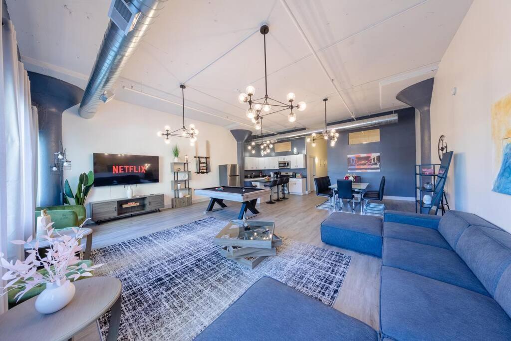 Group-Friendly 5Br Suite Sleeps 12 With Billiards, Optional Parking And Gym Access Near Mccormick Place And Soldier Field Apartment Chicago