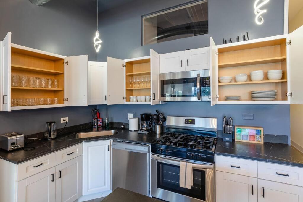 Group-Friendly 5Br Suite Sleeps 12 With Billiards, Optional Parking And Gym Access Near Mccormick Place And Soldier Field Apartment