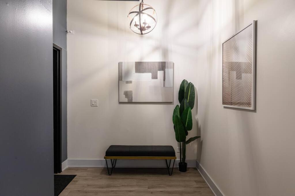 Group-Friendly 5Br Suite Sleeps 12 With Billiards, Optional Parking And Gym Access Near Mccormick Place And Soldier Field