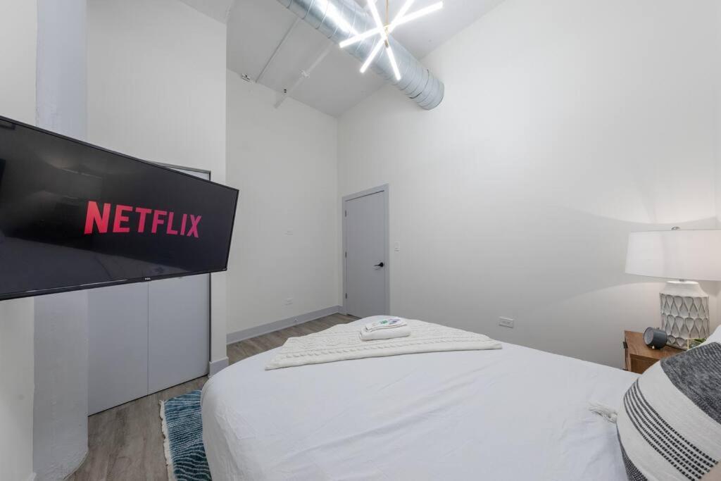 Group-Friendly 5Br Suite Sleeps 12 With Billiards, Optional Parking And Gym Access Near Mccormick Place And Soldier Field Apartment Chicago