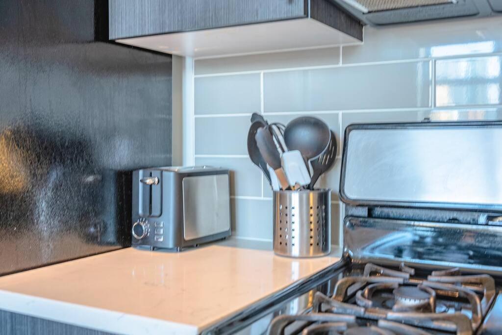 Spacious 2Br South Loop With Skyline View, Optional Parking And Gym Access Near Mccormick Place And Soldier Field *