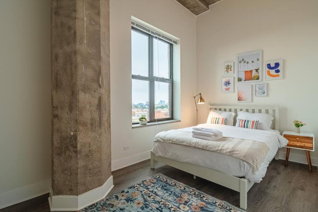Spacious 3Br Corner Stay With Optional Parking And Gym Access Near Mccormick Place, Grant Park And Soldier Field *