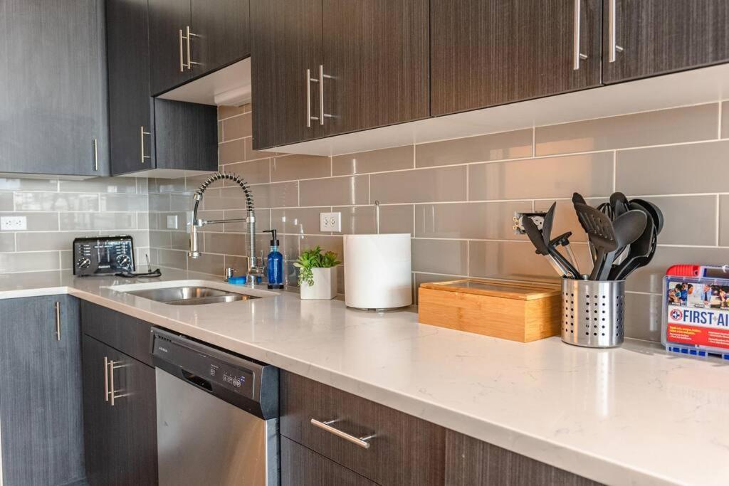 Spacious 3Br Corner Stay With Optional Parking And Gym Access Near Mccormick Place, Grant Park And Soldier Field Apartment Chicago