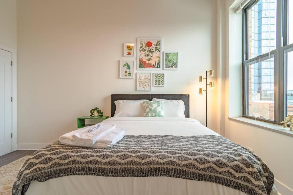 Spacious 3Br Corner Stay With Optional Parking And Gym Access Near Mccormick Place, Grant Park And Soldier Field