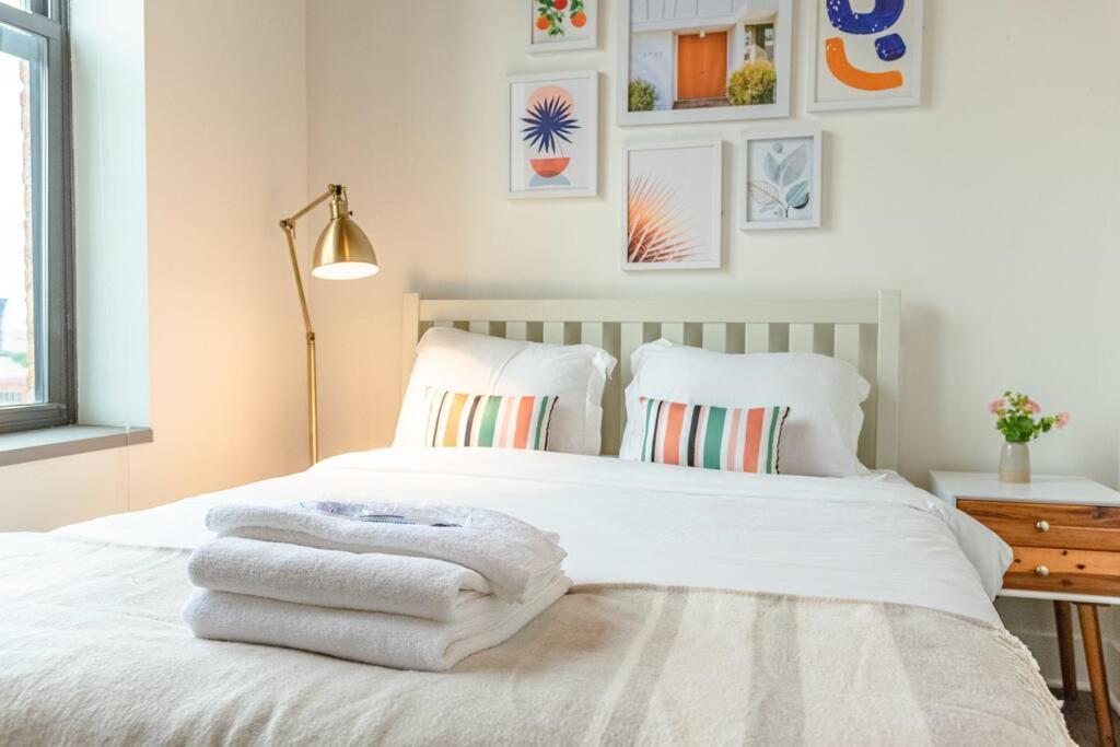 Spacious 3Br Corner Stay With Optional Parking And Gym Access Near Mccormick Place, Grant Park And Soldier Field Apartment