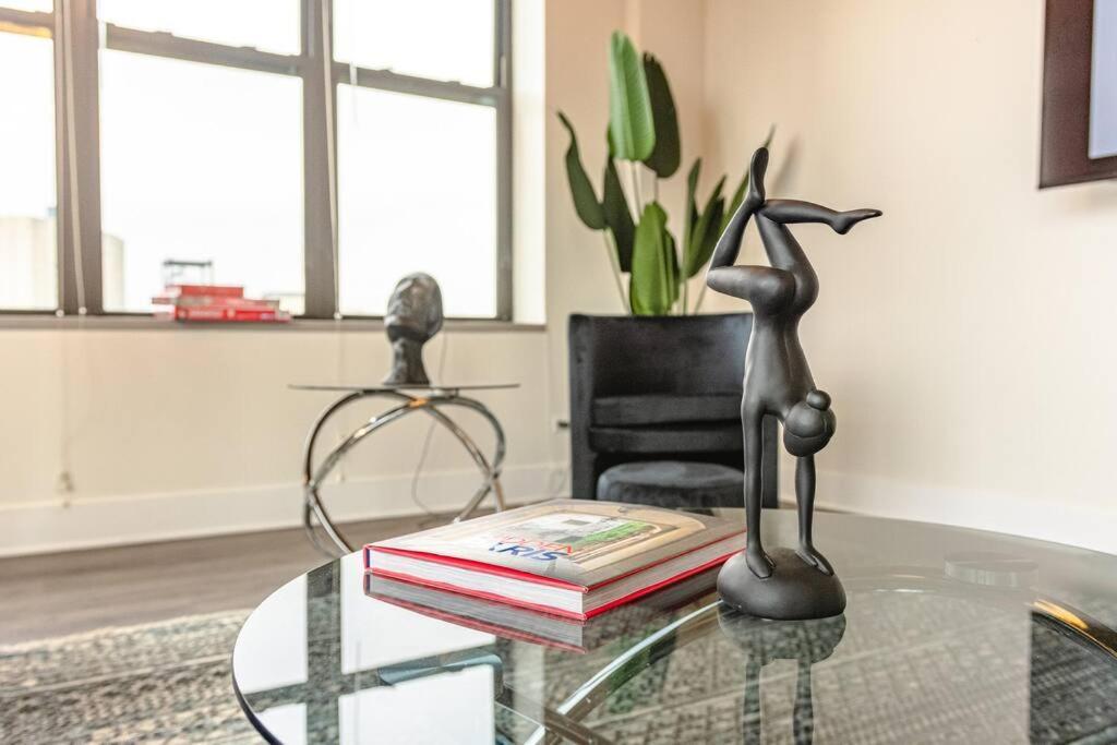 Apartment Spacious 3Br Corner Stay With Optional Parking And Gym Access Near Mccormick Place, Grant Park And Soldier Field *