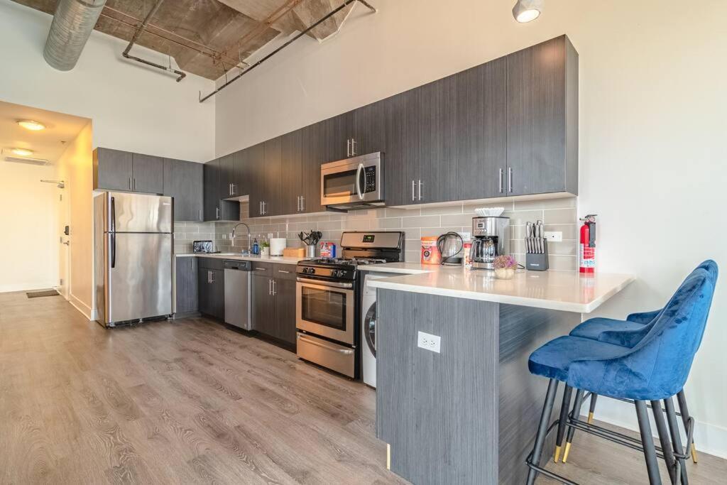 Spacious 3Br Corner Stay With Optional Parking And Gym Access Near Mccormick Place, Grant Park And Soldier Field *