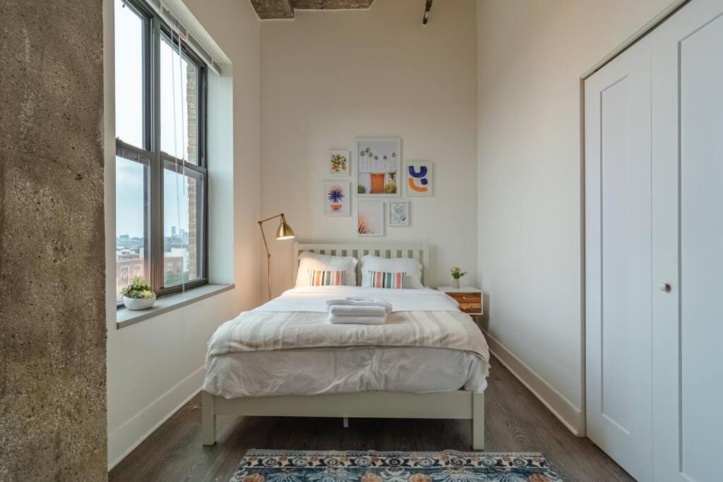 Spacious 3Br Corner Stay With Optional Parking And Gym Access Near Mccormick Place, Grant Park And Soldier Field