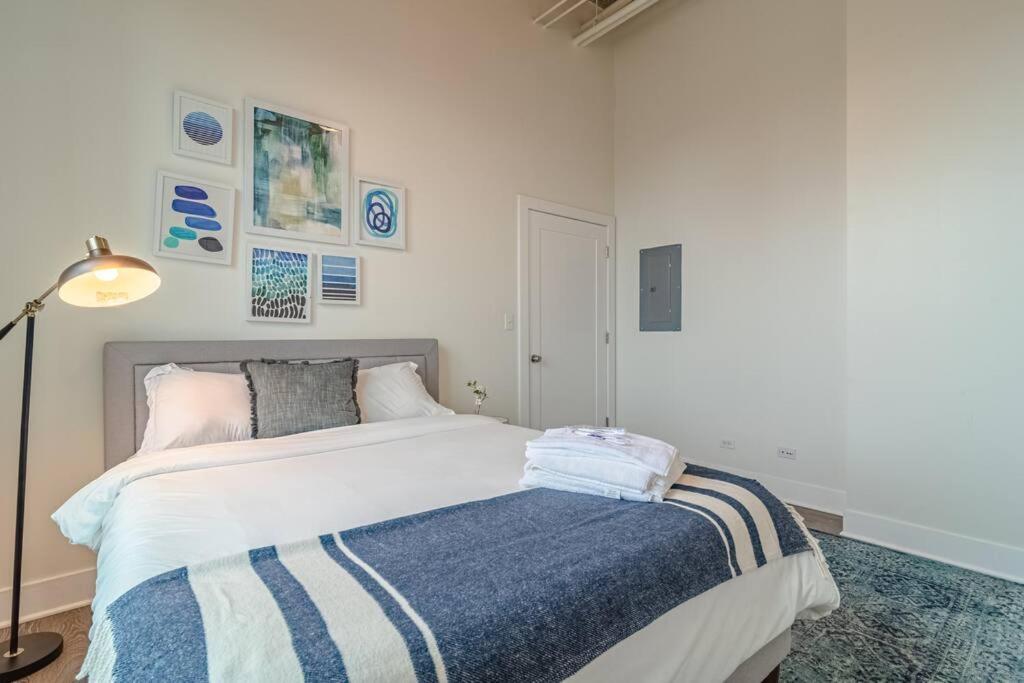 Spacious 3Br Corner Stay With Optional Parking And Gym Access Near Mccormick Place, Grant Park And Soldier Field *