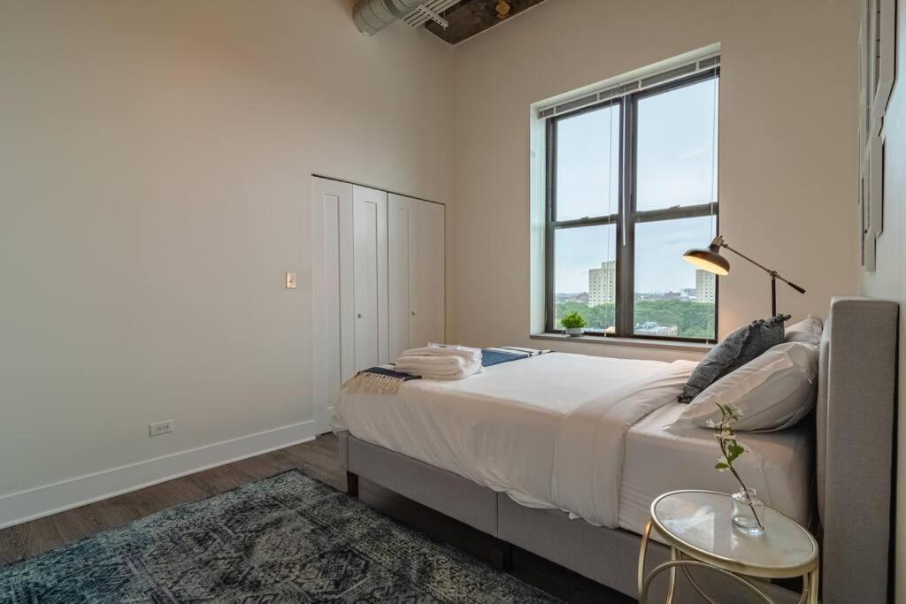 Spacious 3Br Corner Stay With Optional Parking And Gym Access Near Mccormick Place, Grant Park And Soldier Field Apartment