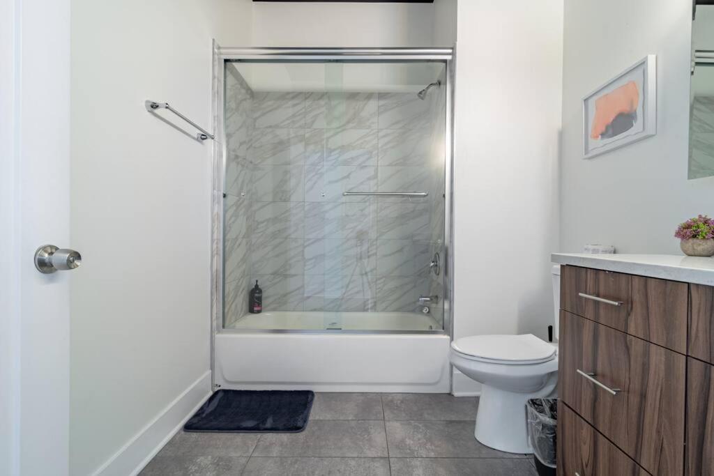 Skyline 2br In South Loop With Optional Parking & Gym Access Near Mccormick Place, Soldier Field And Lakefront Apartment Chicago