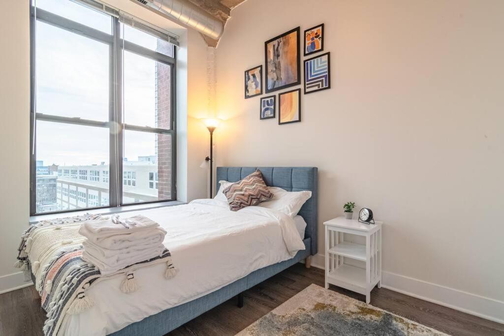 Central 2Br South Loop Location With Optional Parking & Gym Access Near Mccormick Place, Shedd Aquarium & Navy Pier Chicago