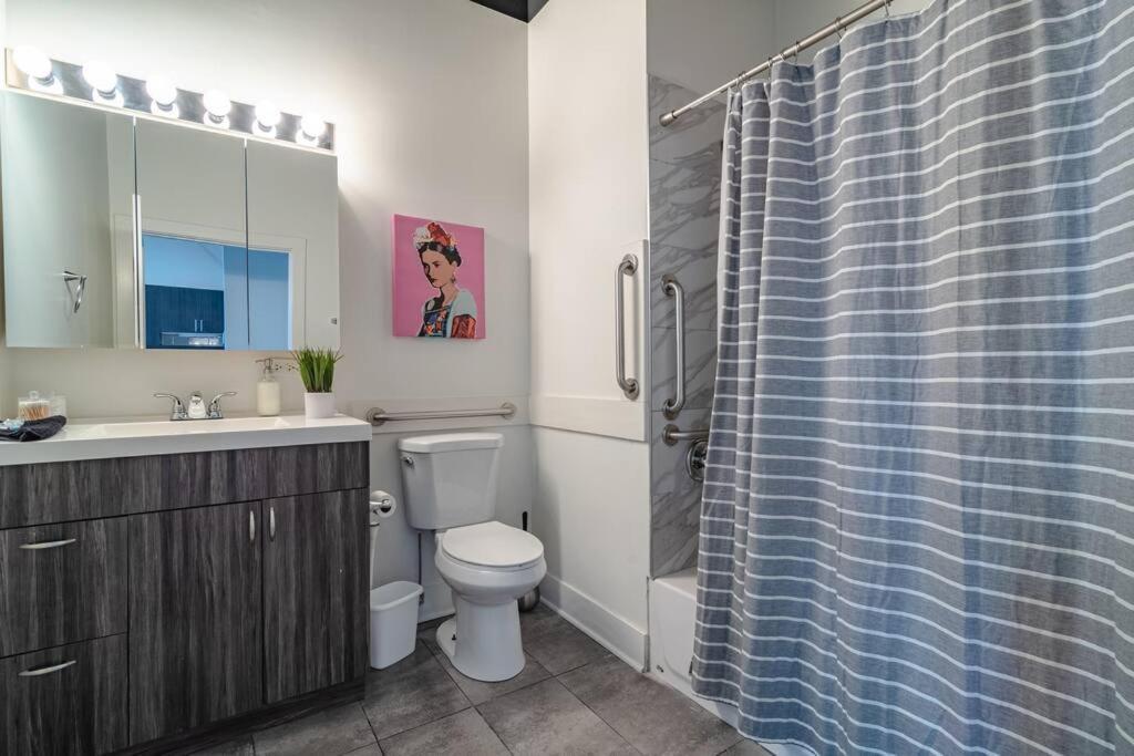 Central 2Br South Loop Location With Optional Parking & Gym Access Near Mccormick Place, Shedd Aquarium & Navy Pier *