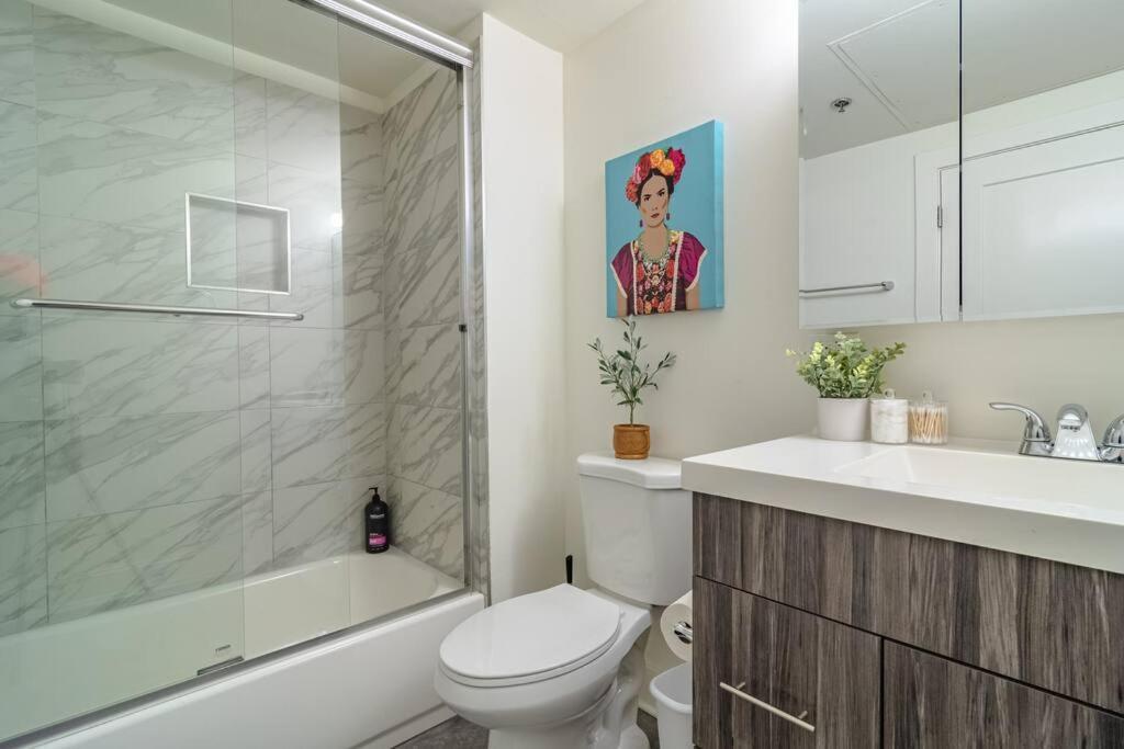 Central 2Br South Loop Location With Optional Parking & Gym Access Near Mccormick Place, Shedd Aquarium & Navy Pier Apartment *
