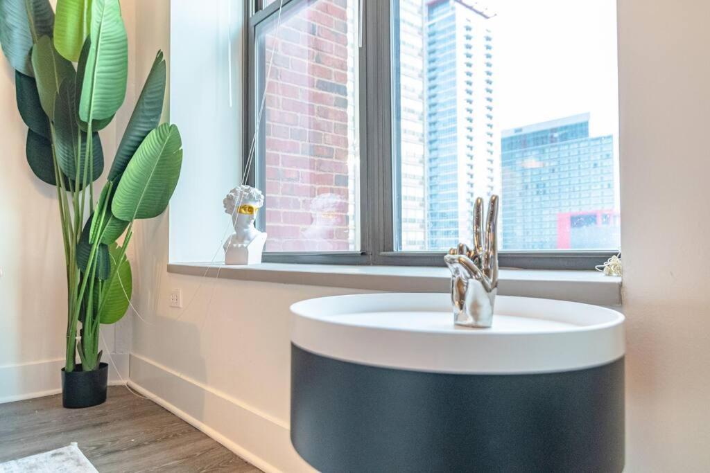 Central 2Br South Loop Location With Optional Parking & Gym Access Near Mccormick Place, Shedd Aquarium & Navy Pier * Chicago