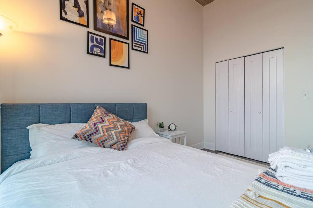 Central 2Br South Loop Location With Optional Parking & Gym Access Near Mccormick Place, Shedd Aquarium & Navy Pier