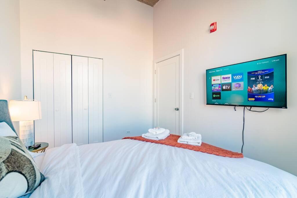 Business Ready 2Br Apartment In South Loop With Skyline View, Optional Parking & Gym Access Close To Mccormick, Downtown & Cta Apartment Chicago