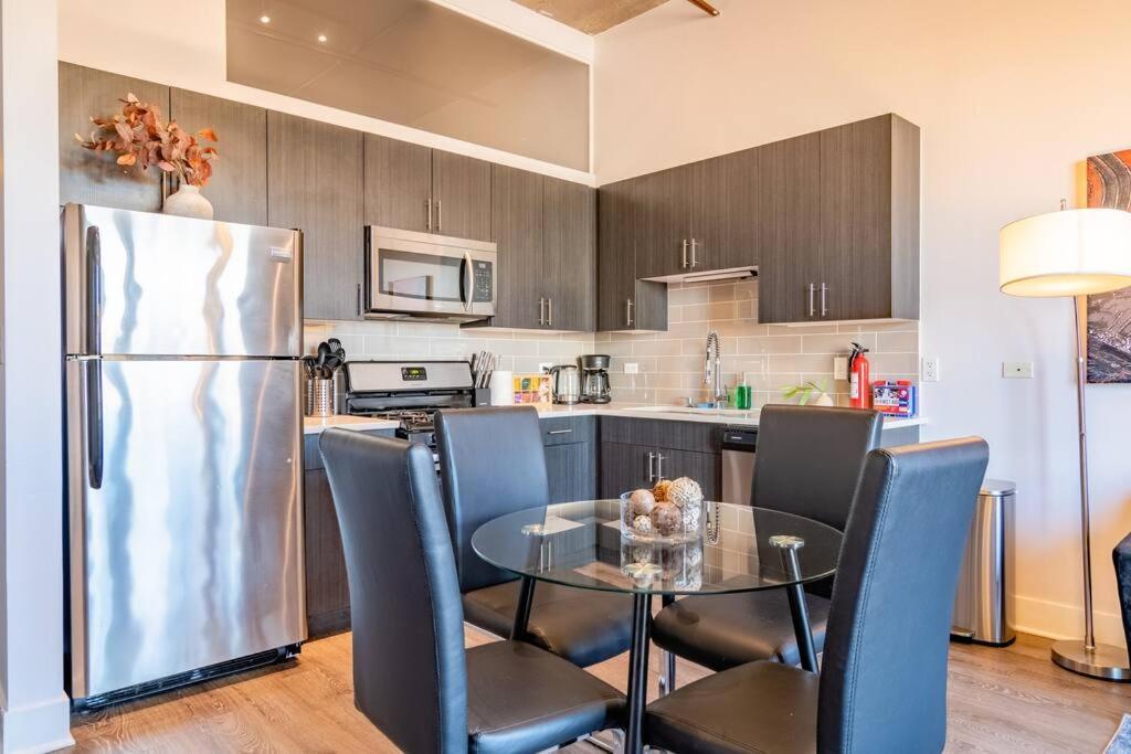 Business Ready 2Br Apartment In South Loop With Skyline View, Optional Parking & Gym Access Close To Mccormick, Downtown & Cta Apartment *