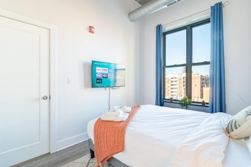 Business Ready 2Br Apartment In South Loop With Skyline View, Optional Parking & Gym Access Close To Mccormick, Downtown & Cta Apartment Chicago