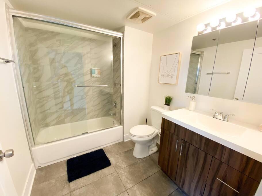 Business Ready 2Br Apartment In South Loop With Skyline View, Optional Parking & Gym Access Close To Mccormick, Downtown & Cta Chicago