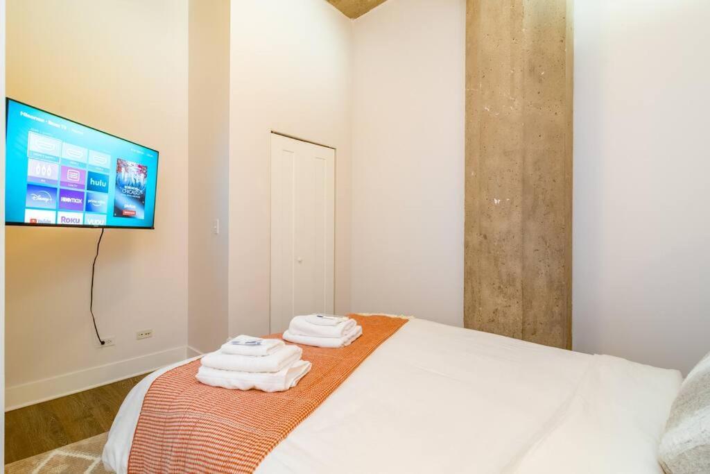 Business Ready 2Br Apartment In South Loop With Skyline View, Optional Parking & Gym Access Close To Mccormick, Downtown & Cta * Chicago