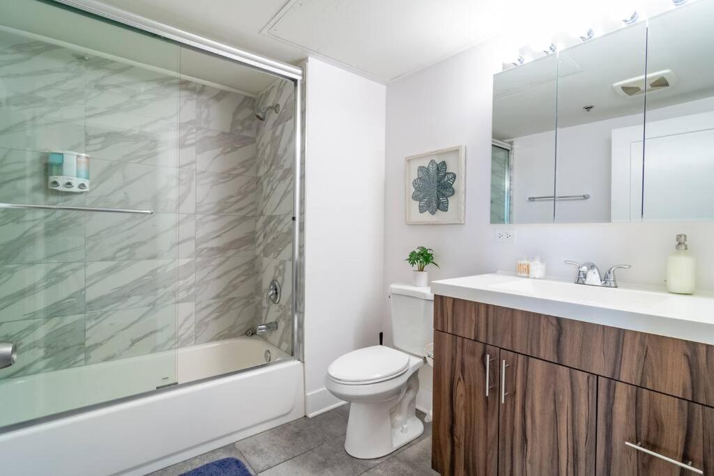 Business Ready 2Br Apartment In South Loop With Skyline View, Optional Parking & Gym Access Close To Mccormick, Downtown & Cta Apartment *