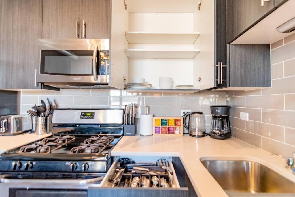 Business Ready 2Br Apartment In South Loop With Skyline View, Optional Parking & Gym Access Close To Mccormick, Downtown & Cta * Chicago