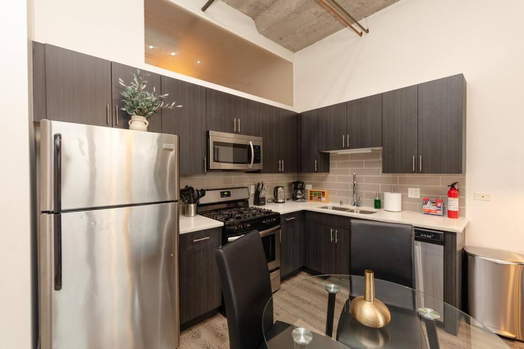Fully Equipped 2Br Apartment In South Loop With Optional Parking And Gym Access Near Mccormick Place & Lakefront Attractions Chicago