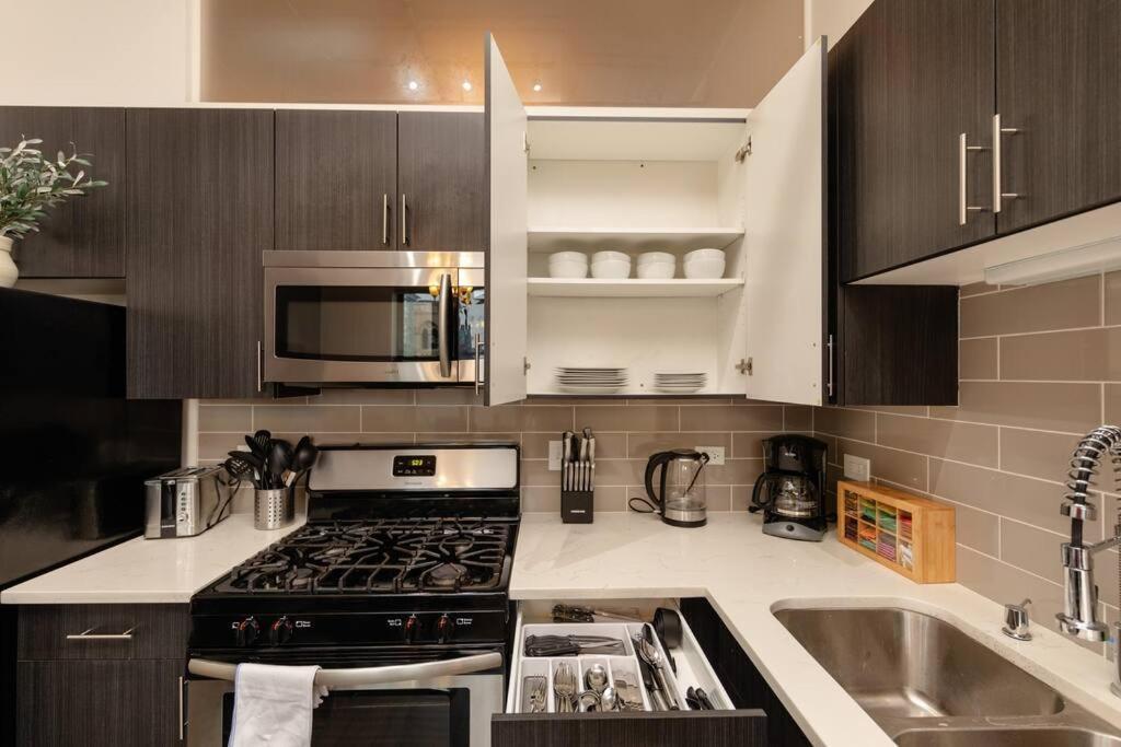Fully Equipped 2Br Apartment In South Loop With Optional Parking And Gym Access Near Mccormick Place & Lakefront Attractions Chicago