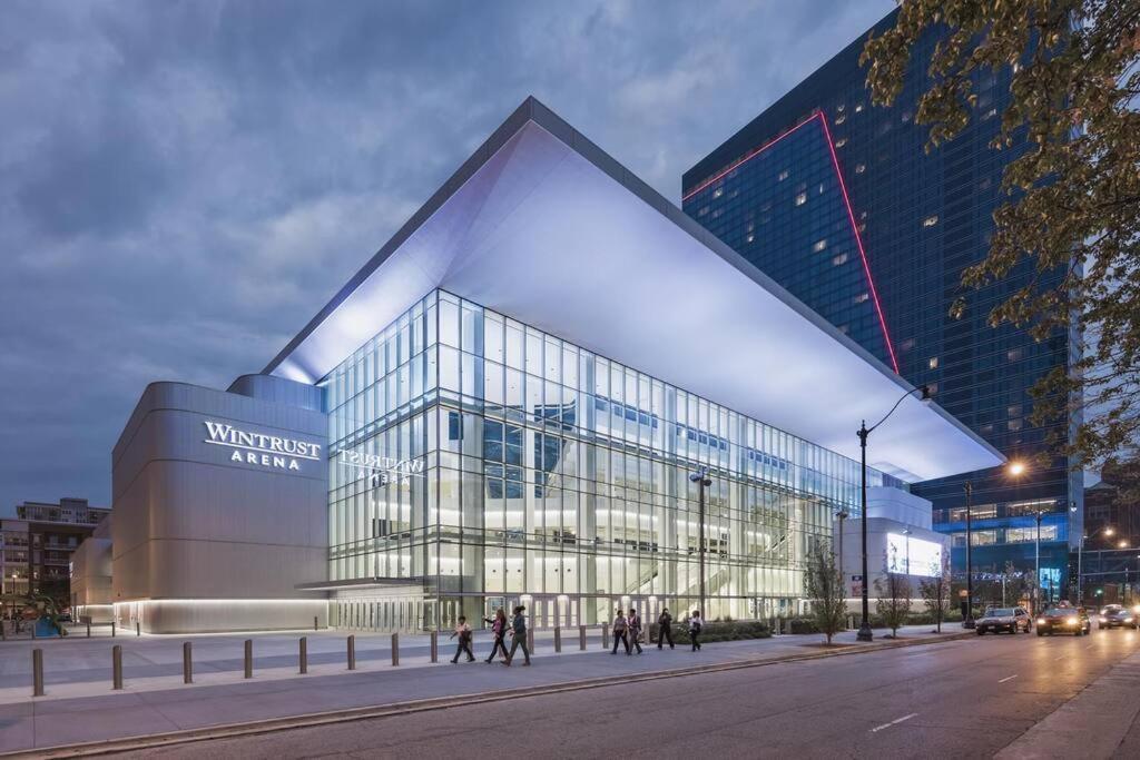 Modern Chicago 2Br Apartment With Skyline View, Optional Parking & Gym Access Near Mccormick, Museum Campus, Grant Park & Soldier Field Chicago