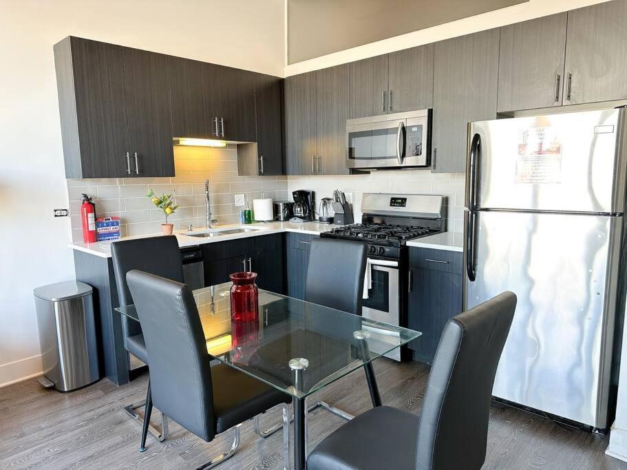 Modern Chicago 2Br Apartment With Skyline View, Optional Parking & Gym Access Near Mccormick, Museum Campus, Grant Park & Soldier Field Apartment *