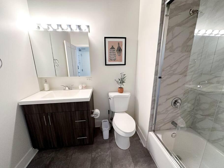 Apartment Modern Chicago 2Br Apartment With Skyline View, Optional Parking & Gym Access Near Mccormick, Museum Campus, Grant Park & Soldier Field
