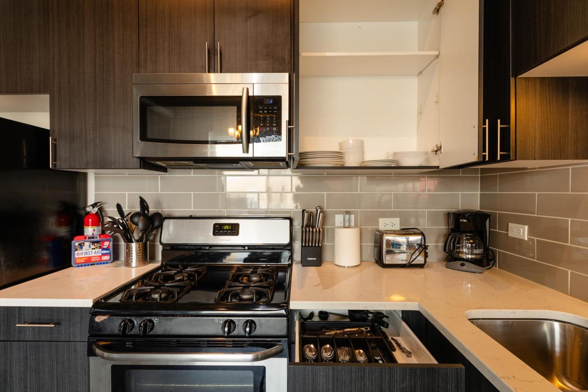 Mccormick Place 2Br Suite With Patio, Skyline View And Optional Parking Sleeps 6 Near Soldier Field And Grant Park Apartment