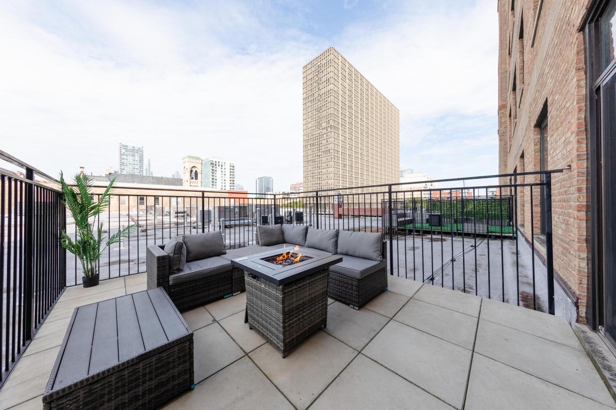 Mccormick Place 2Br Suite With Patio, Skyline View And Optional Parking Sleeps 6 Near Soldier Field And Grant Park