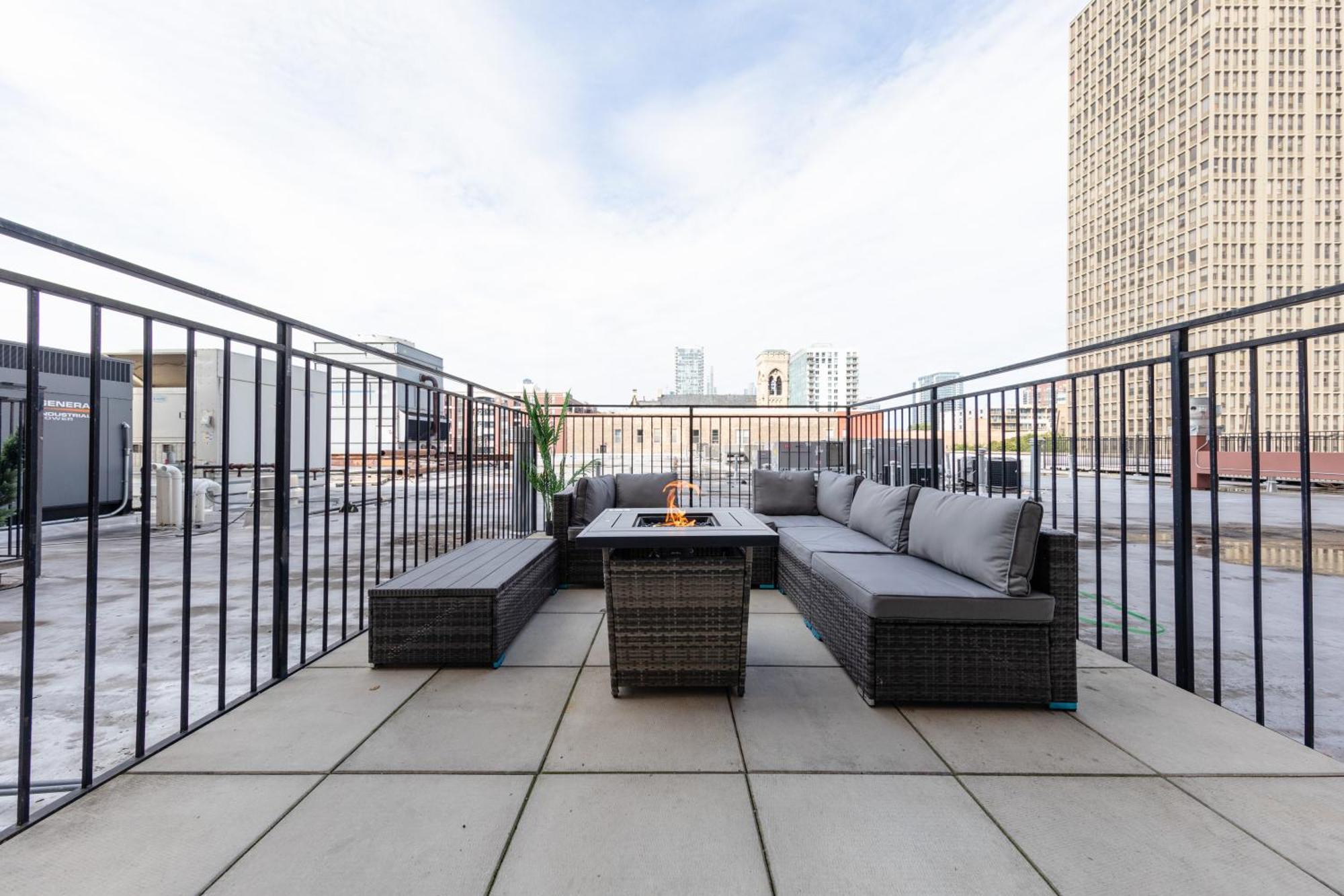 Mccormick Place 2Br Suite With Patio, Skyline View And Optional Parking Sleeps 6 Near Soldier Field And Grant Park * Chicago