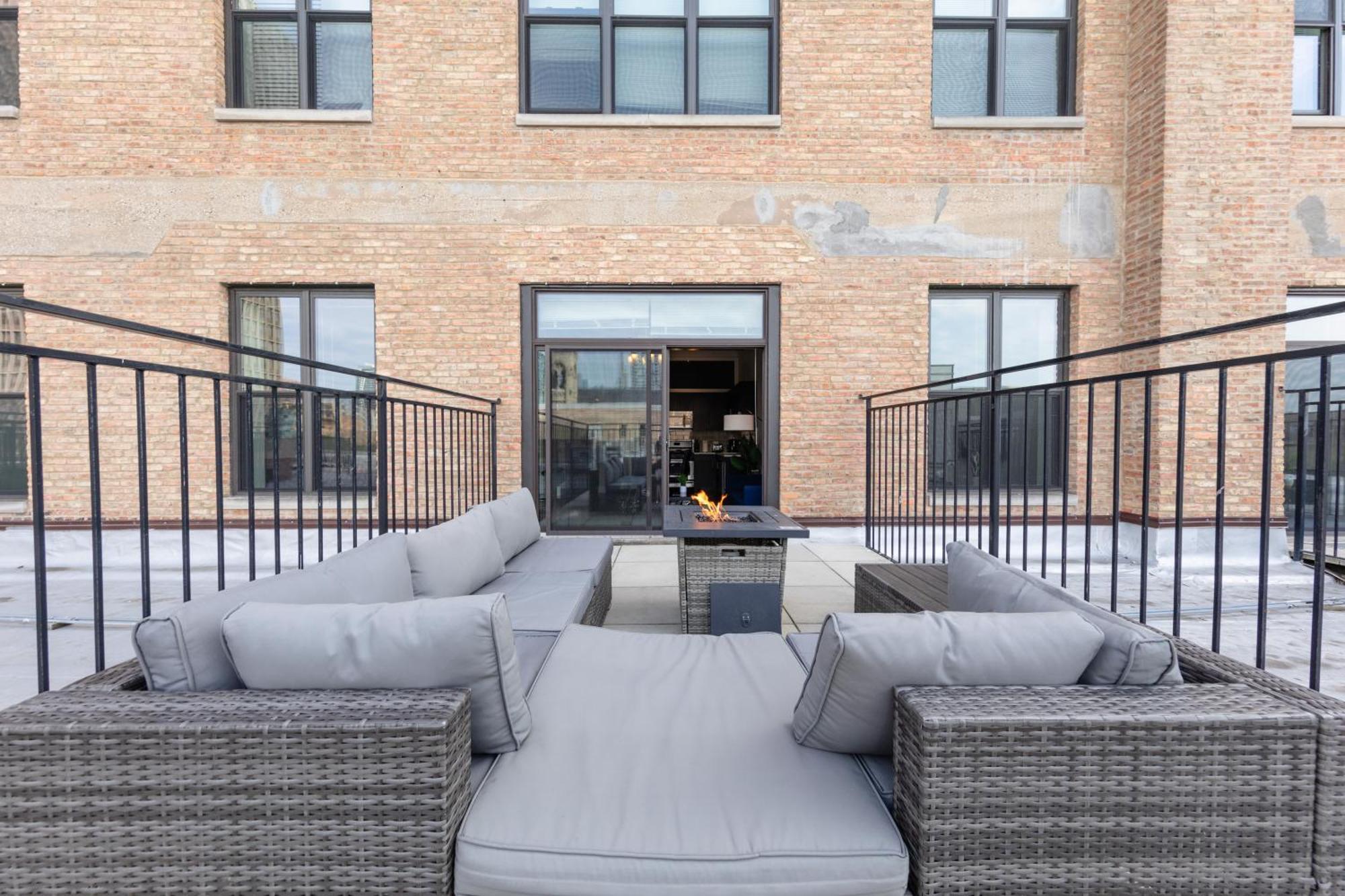 Mccormick Place 2Br Suite With Patio, Skyline View And Optional Parking Sleeps 6 Near Soldier Field And Grant Park Apartment