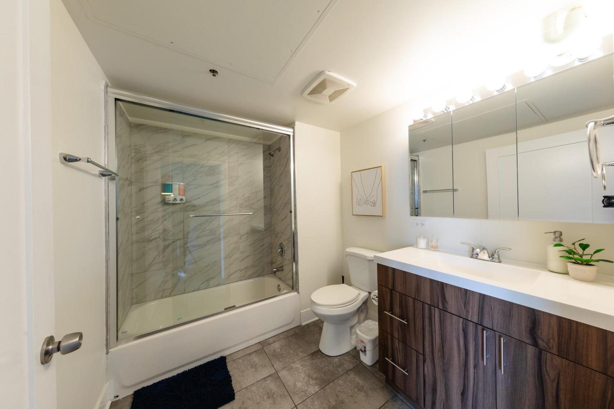 Mccormick Place 2Br Suite With Patio, Skyline View And Optional Parking Sleeps 6 Near Soldier Field And Grant Park * Chicago