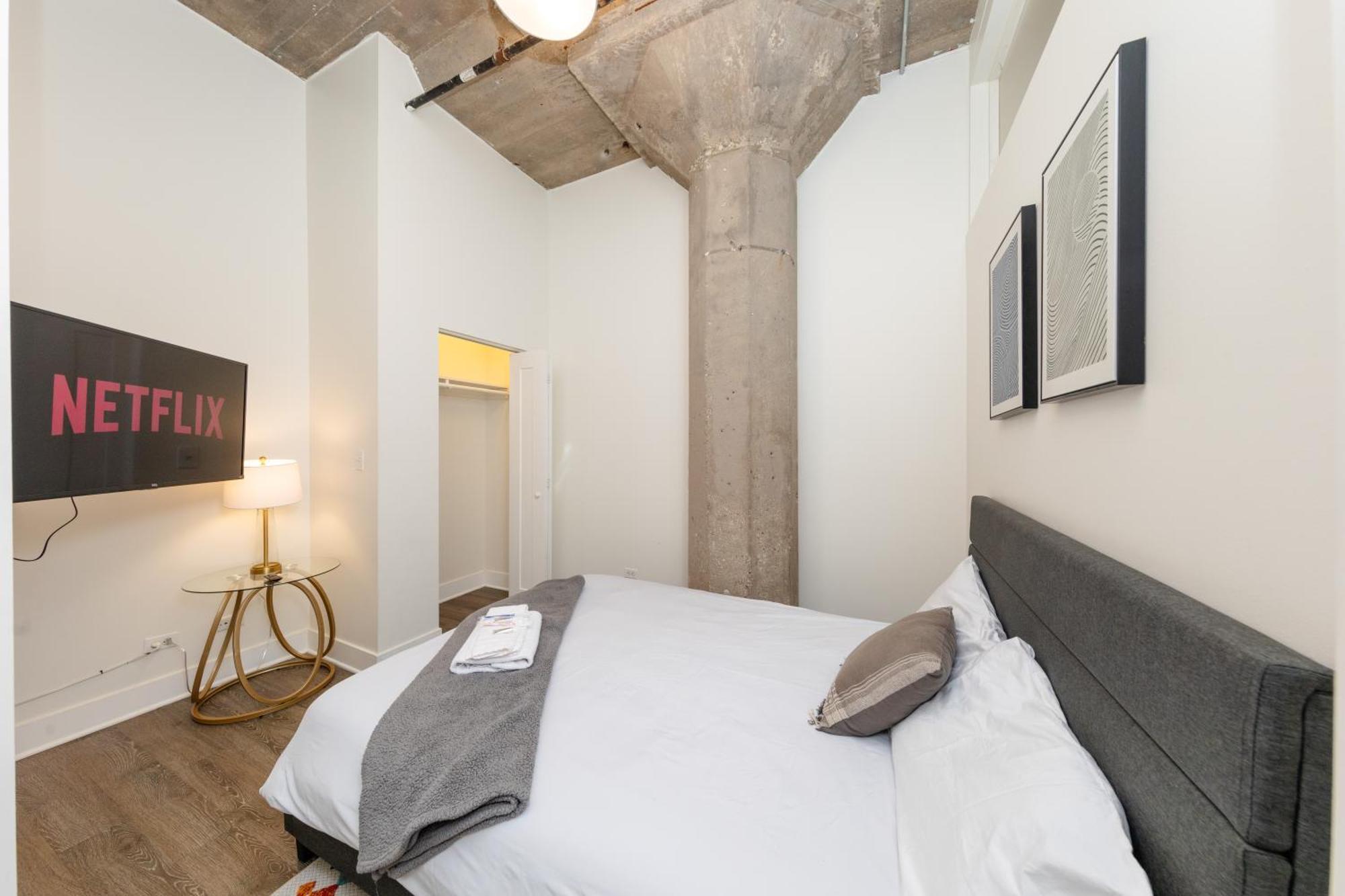 Modern South Loop 2Br Apartment With View Of Skyline Patio And Gym Access Near Mccormick Place Convention Center & Museum Campus *