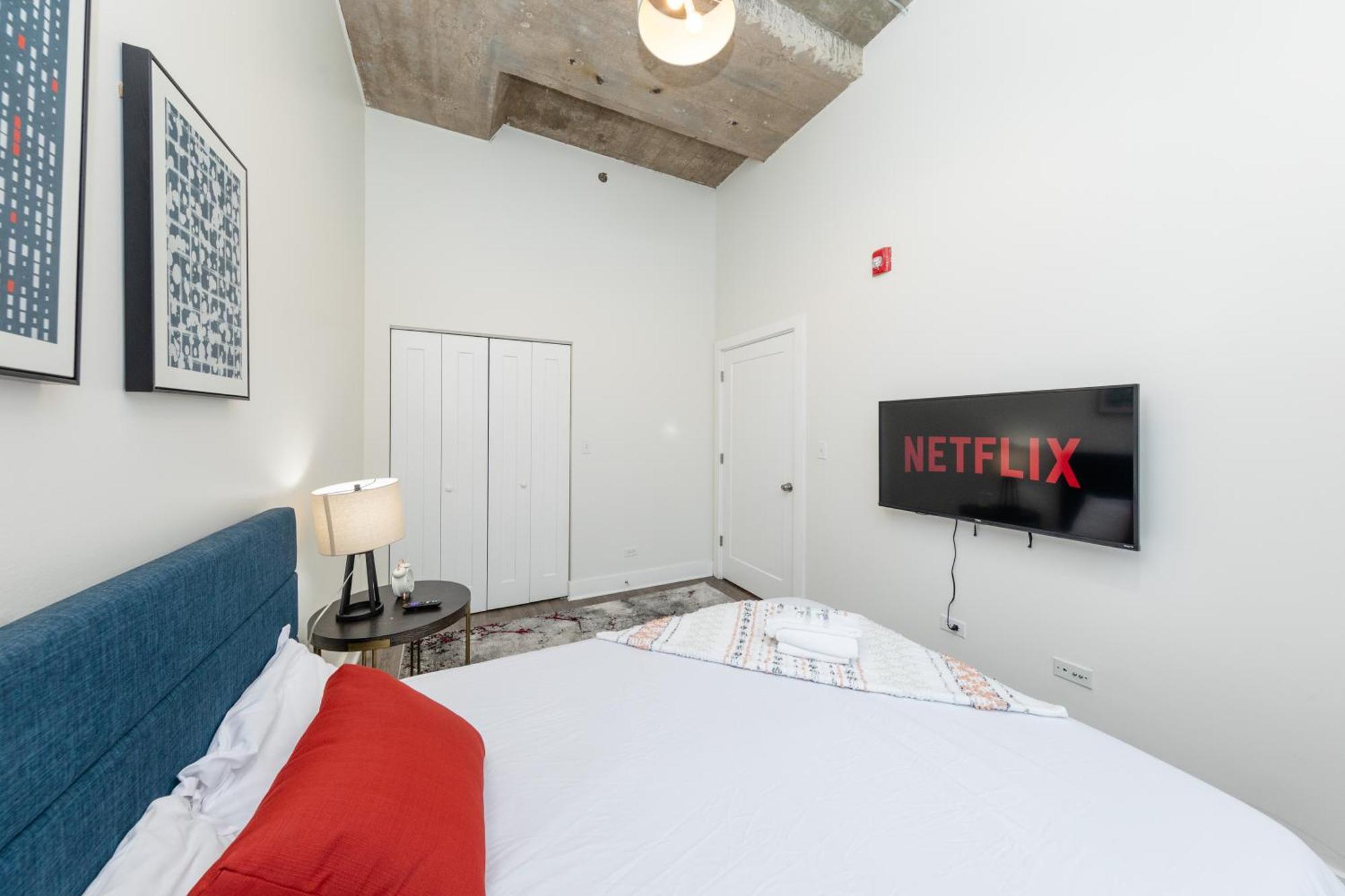 Modern South Loop 2Br Apartment With View Of Skyline Patio And Gym Access Near Mccormick Place Convention Center & Museum Campus