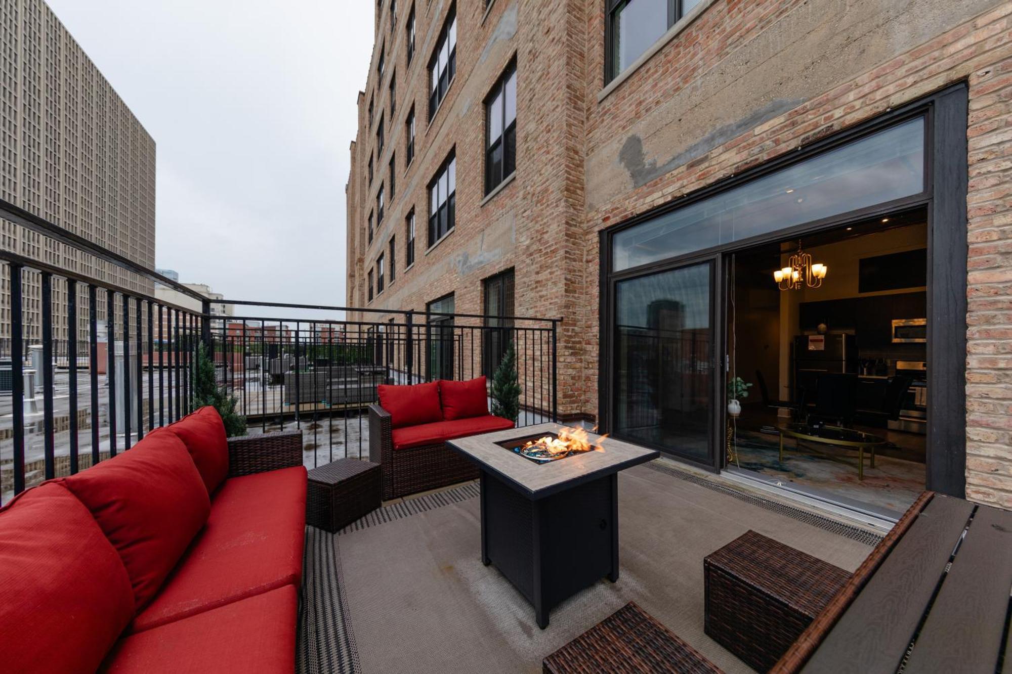 Modern South Loop 2Br Apartment With View Of Skyline Patio And Gym Access Near Mccormick Place Convention Center & Museum Campus