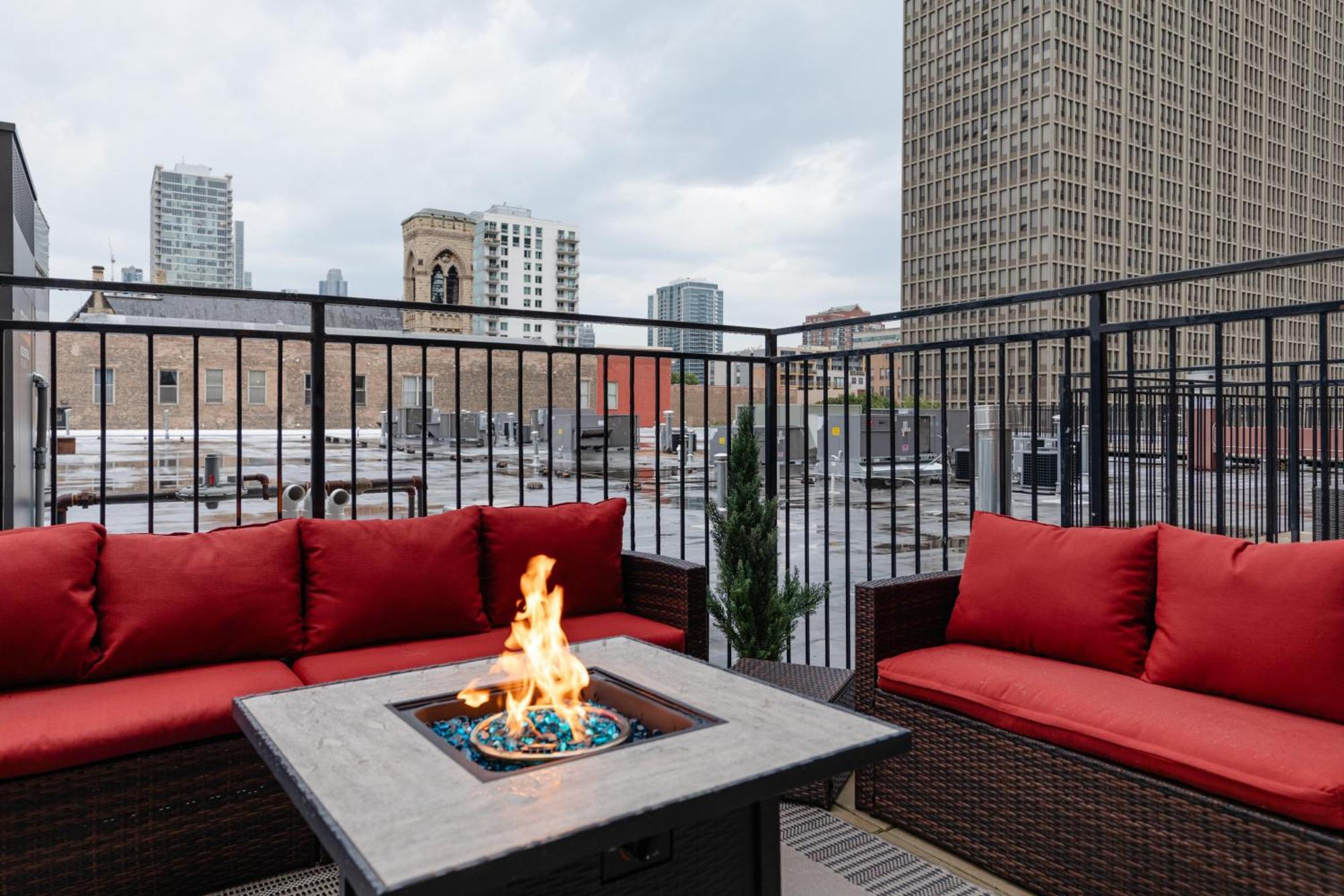 Modern South Loop 2Br Apartment With View Of Skyline Patio And Gym Access Near Mccormick Place Convention Center & Museum Campus Apartment Chicago