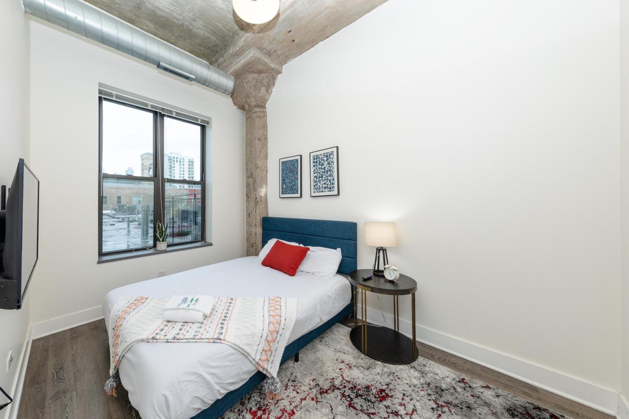 Modern South Loop 2Br Apartment With View Of Skyline Patio And Gym Access Near Mccormick Place Convention Center & Museum Campus