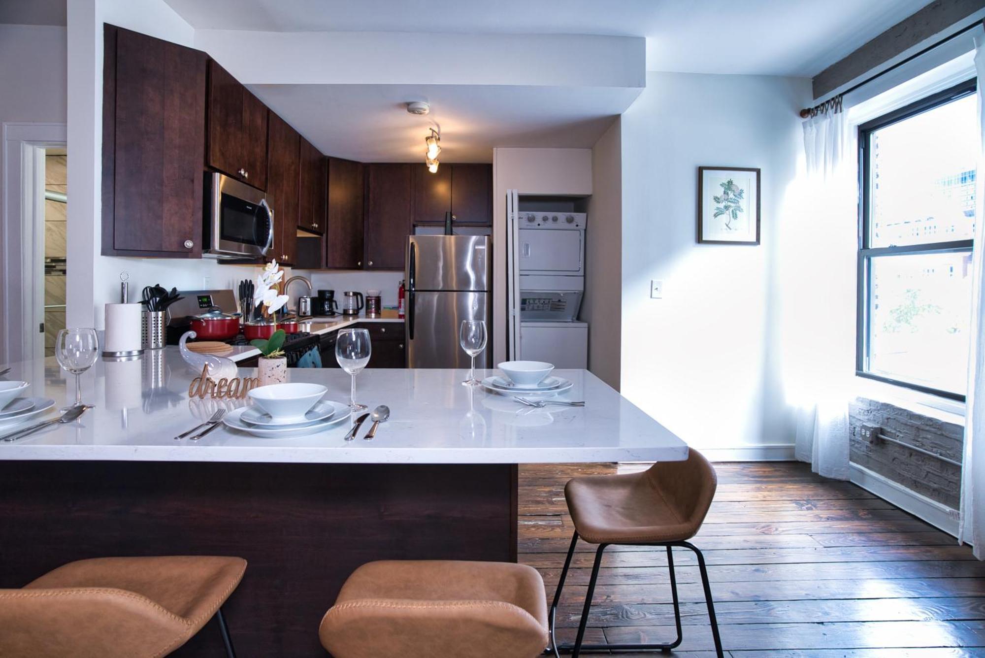 Apartment Mccormick Place Spacious 5Br Suite With Pool Table & Optional Parking Sleeps 10 Near Soldier Field And Grant Park