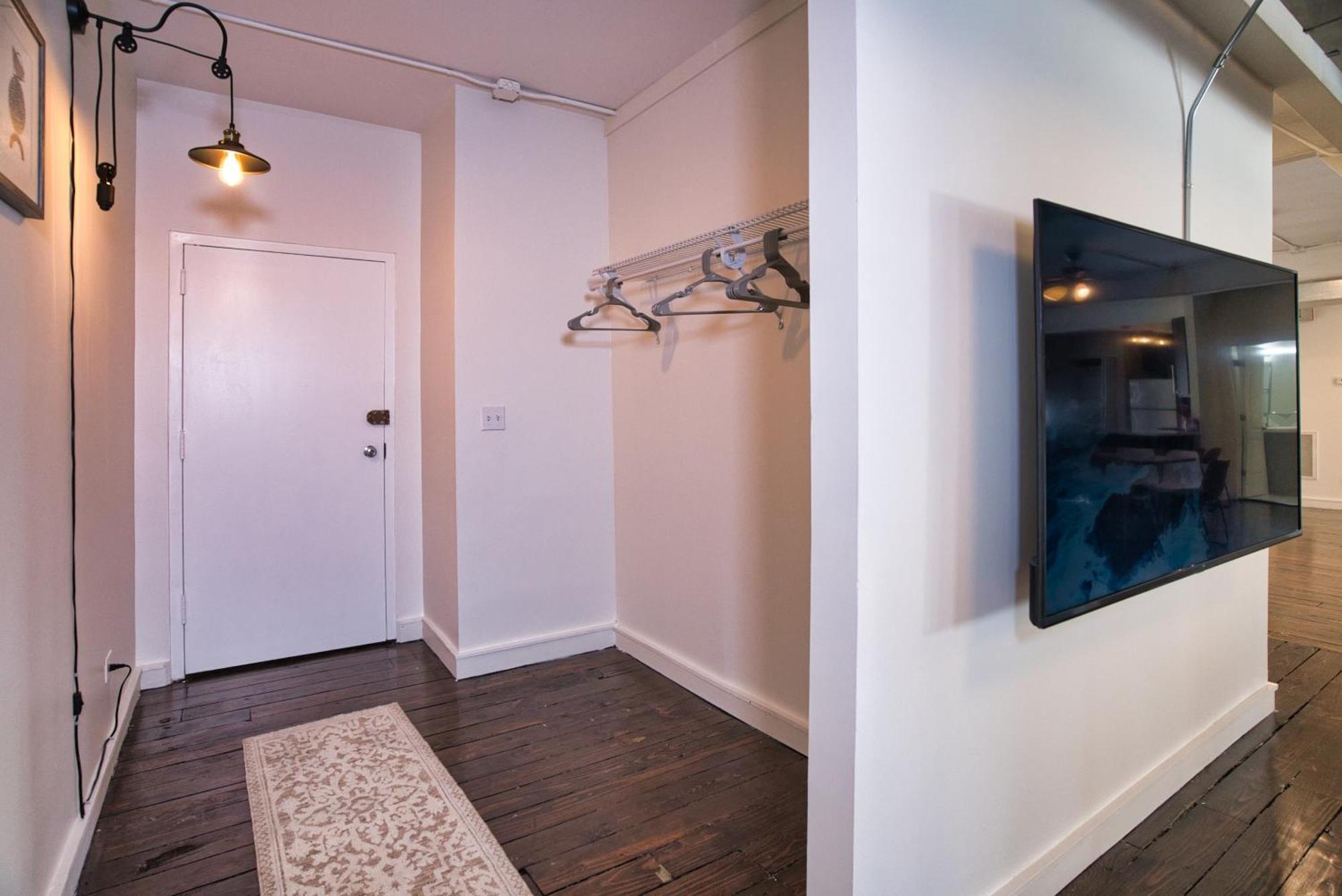 Apartment Mccormick Place Spacious 5Br Suite With Pool Table & Optional Parking Sleeps 10 Near Soldier Field And Grant Park