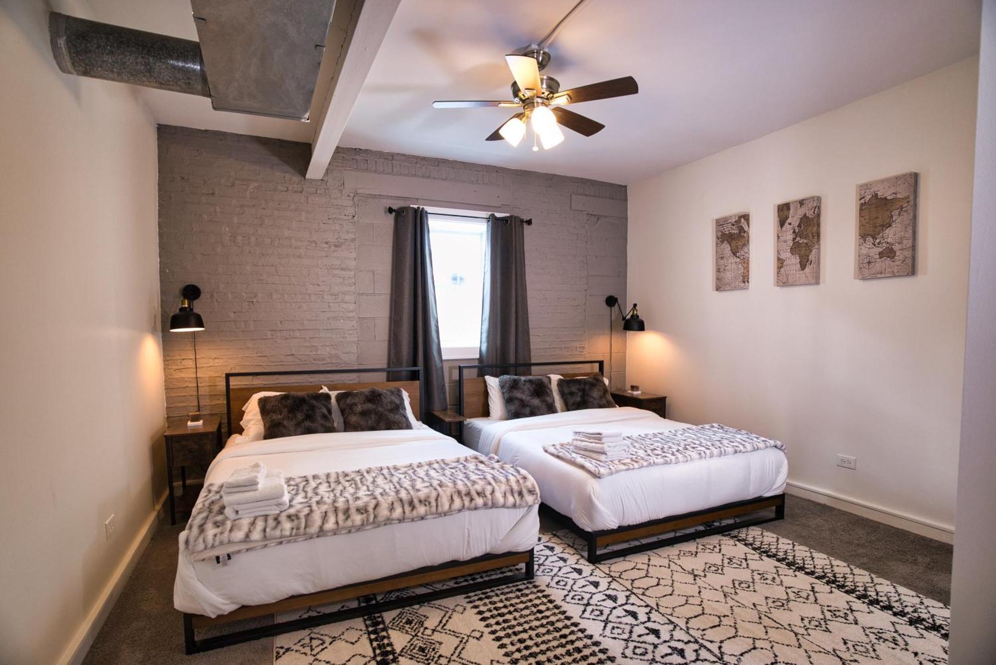 Mccormick Place Spacious 5Br Suite With Pool Table & Optional Parking Sleeps 10 Near Soldier Field And Grant Park *
