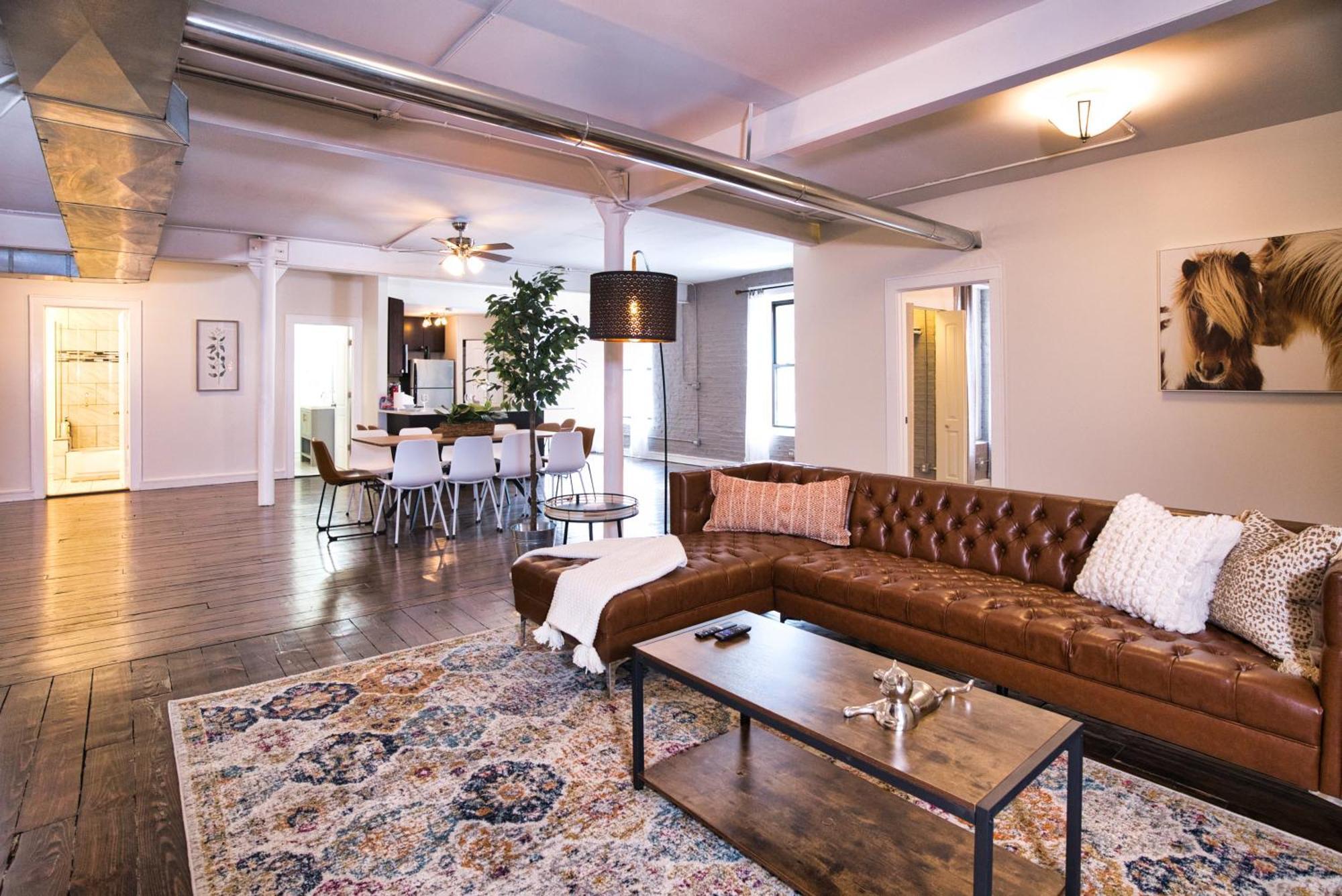 Mccormick Place Spacious 5Br Suite With Pool Table & Optional Parking Sleeps 10 Near Soldier Field And Grant Park