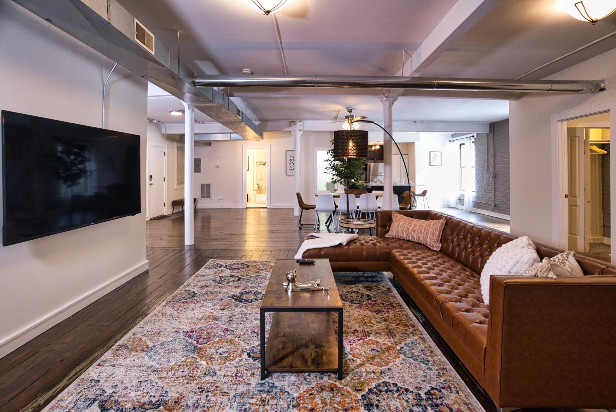 Mccormick Place Spacious 5Br Suite With Pool Table & Optional Parking Sleeps 10 Near Soldier Field And Grant Park Chicago