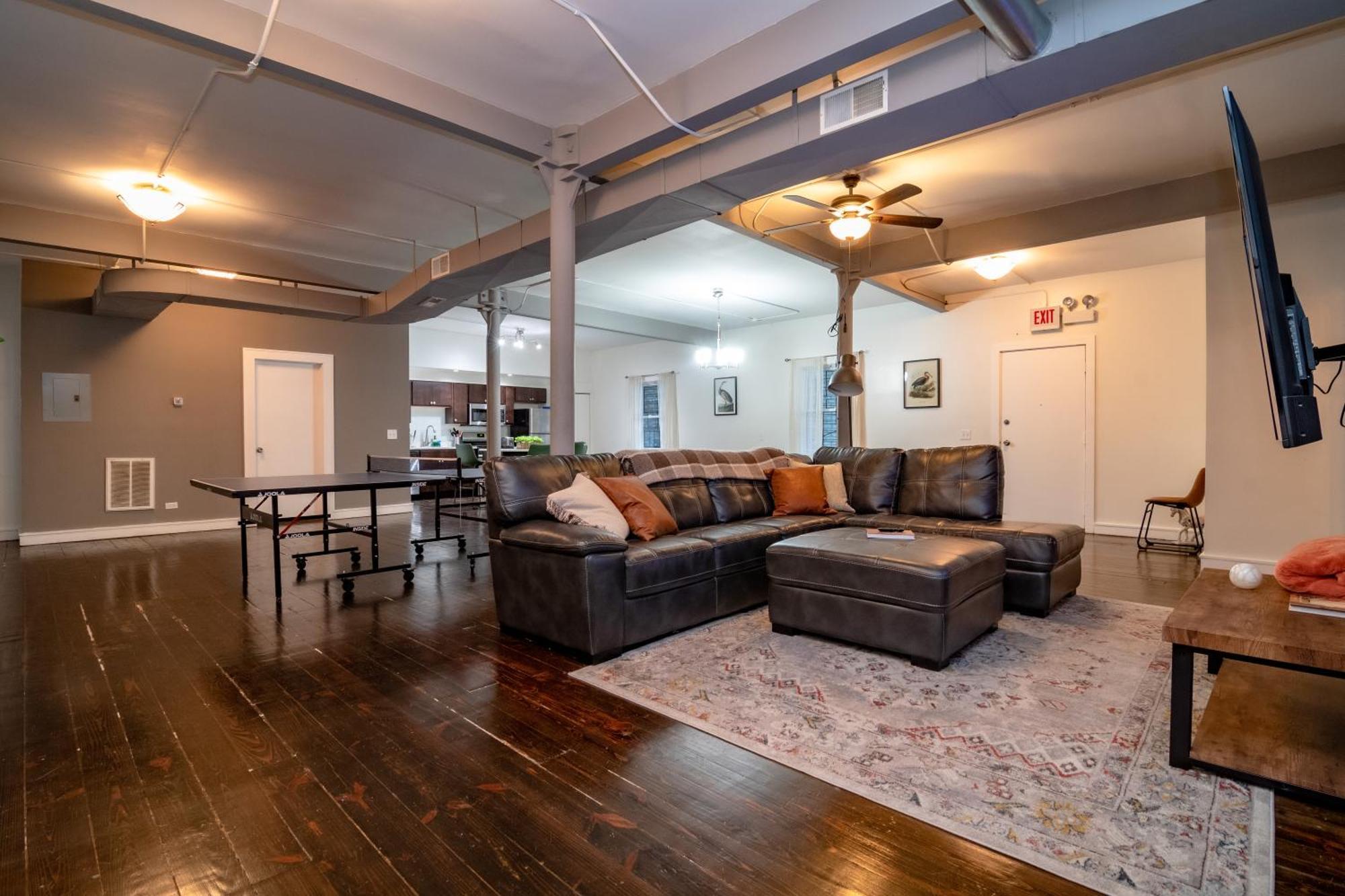 Bright South Loop 3Br Escape With Pingpong Table And Optional Parking Minutes To Art Institute, Grant Park & Mccormick Place Events Apartment